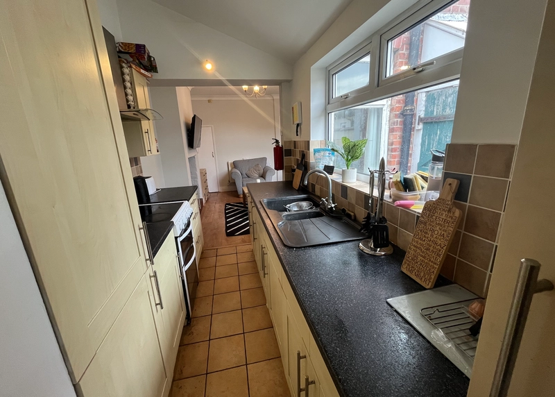 Bills Inclusive - Sausthorpe Street, 4 Bedroom 1 Bathroom - Thumbnail 9